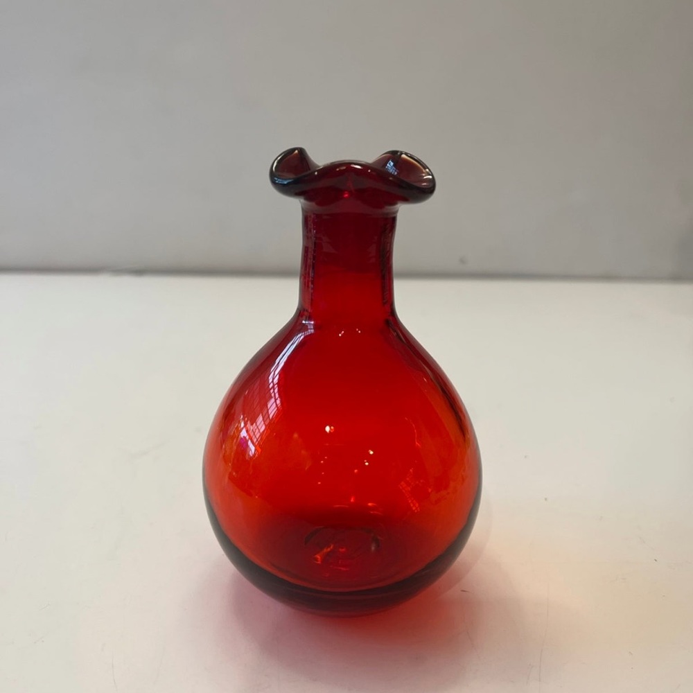 Red ruffle glass